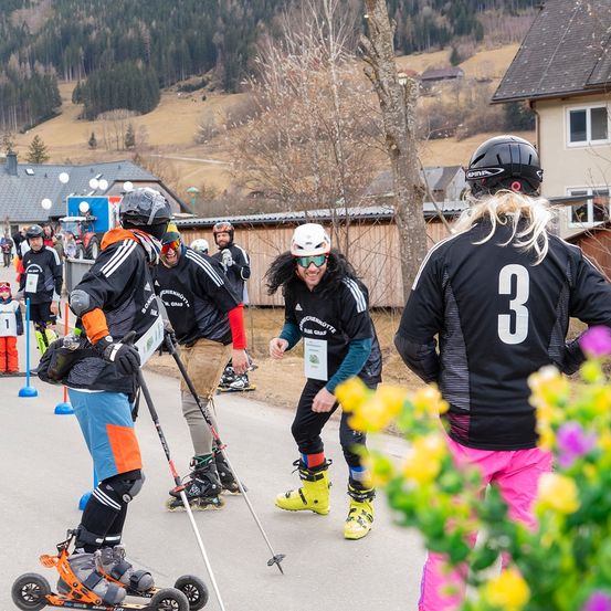 Bild enthält, Boy, Child, Male, Person, Helmet, Car, Shoe, Wheel, Neighborhood, People