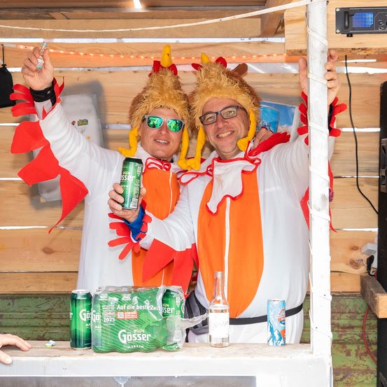 Bild enthält, Costume, Person, Wood, Finger, Adult, Female, Woman, Speaker, Face, Portrait