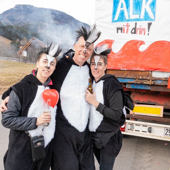 Bild enthält, Shelter, Face, Person, Photography, Portrait, Adult, Female, Woman, Coat, People