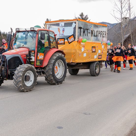 Bild enthält, People, Person, Machine, Wheel, Transportation, Vehicle, Tractor