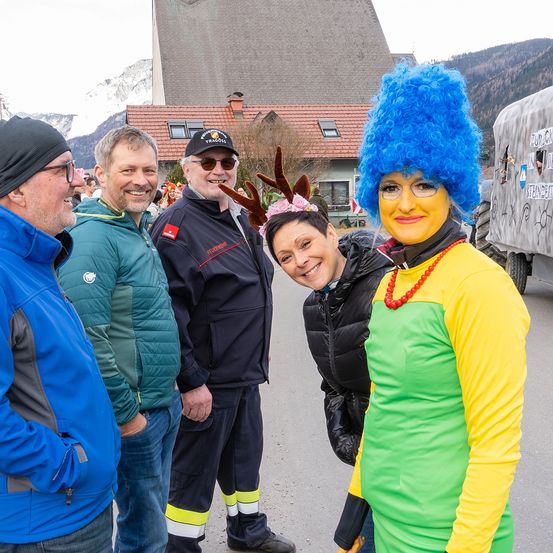 Bild enthält, Adult, Female, Person, Woman, Male, Man, Coat, Jacket, Face, Shelter