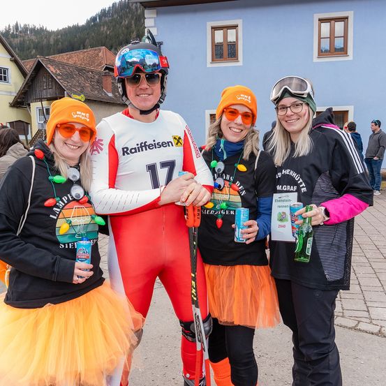 Bild enthält, Costume, Person, Adult, Female, Woman, Photography, Portrait, Neighborhood, Hardhat, Jacket
