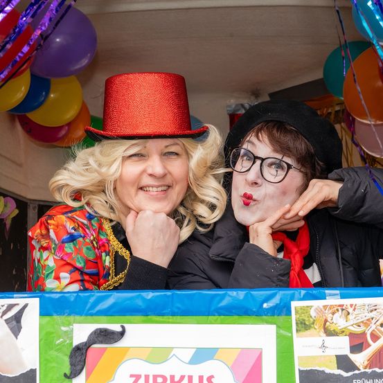 Bild enthält, Hat, Adult, Female, Person, Woman, Glasses, Balloon, Face, Portrait, People