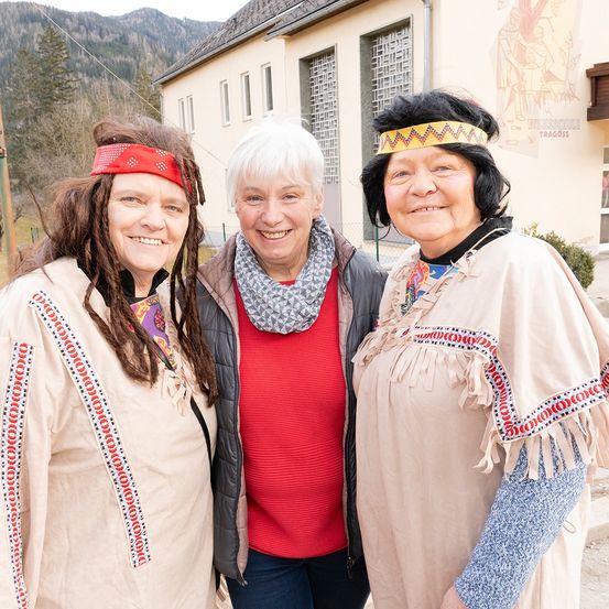Bild enthält, Adult, Female, Person, Woman, People, Face, Head, Jeans, Scarf, Smile