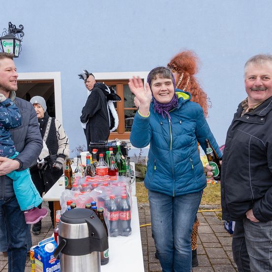 Bild enthält, Pants, Jacket, Adult, Male, Man, Person, Female, Woman, Jeans, Shoe