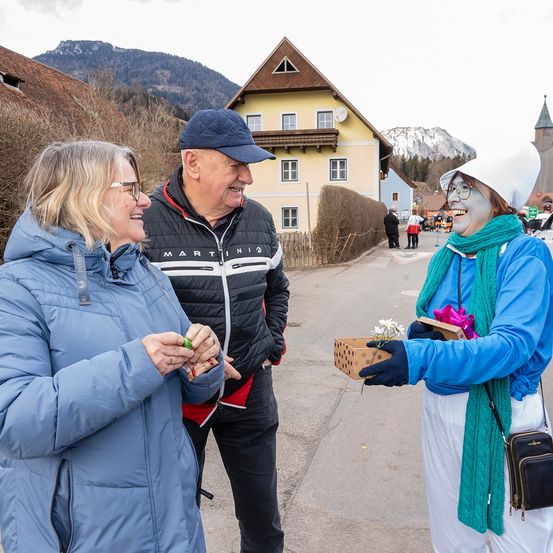 Bild enthält, Jacket, Adult, Female, Person, Woman, Advertisement, Male, Man, Poster, Hat