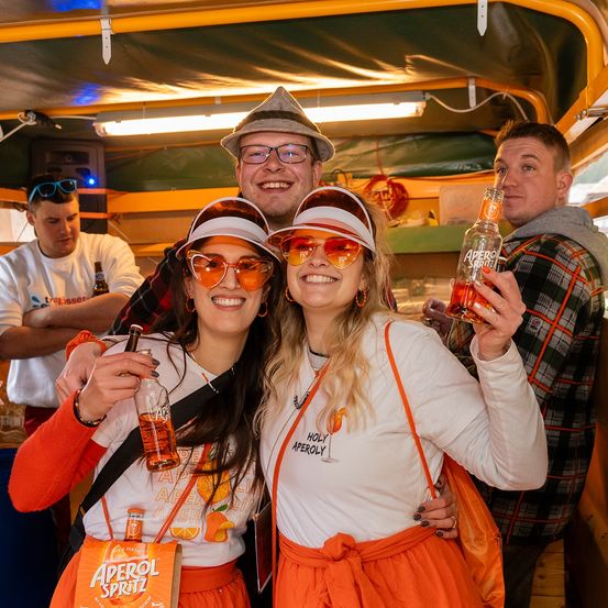 Bild enthält, Sunglasses, Adult, Female, Person, Woman, Male, Man, Beer, Face, Portrait