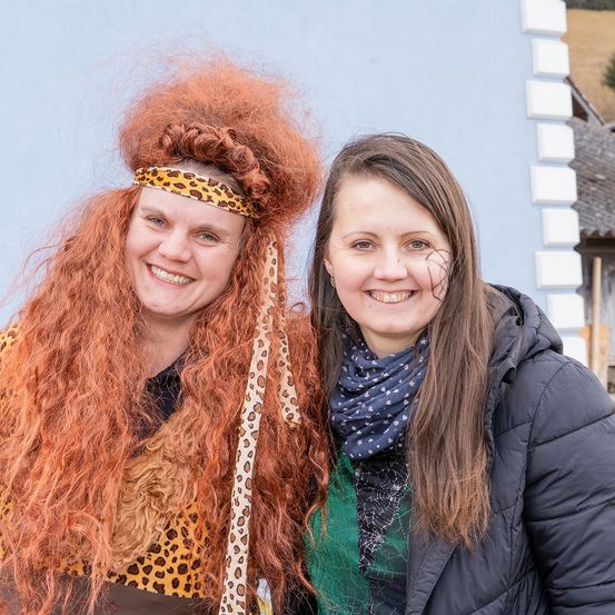 Bild enthält, Face, Head, Person, Smile, Jacket, Adult, Female, Woman, Male, Man