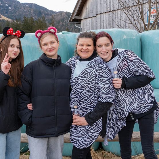 Bild enthält, Person, Smile, People, Coat, Pants, Jacket, Adult, Female, Woman, Jeans