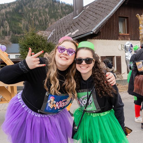 Bild enthält, Skirt, Accessories, Sunglasses, Costume, Person, Adult, Female, Woman, People, Shoe