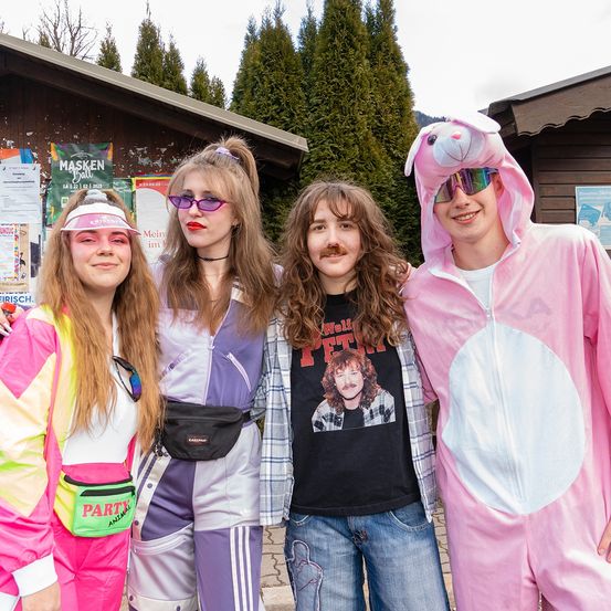 Bild enthält, Coat, Shelter, Person, Portrait, Jacket, Jeans, Adult, Female, Woman, Child