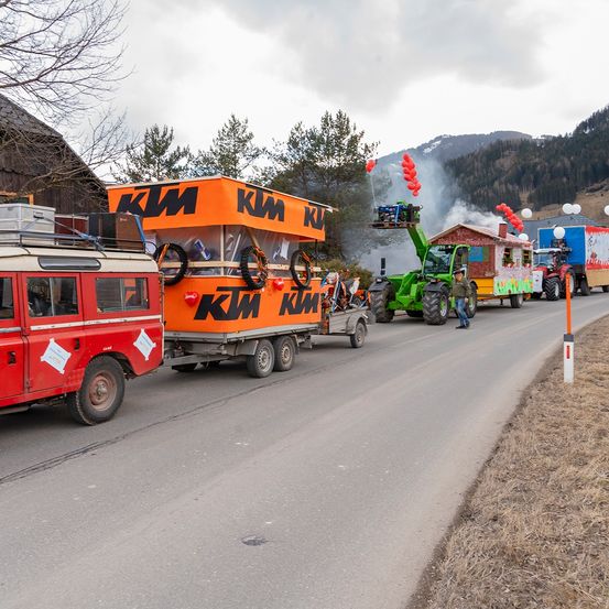 Bild enthält, Machine, Wheel, Car, Transportation, Vehicle, Road, Person, Tarmac, Bus, Truck