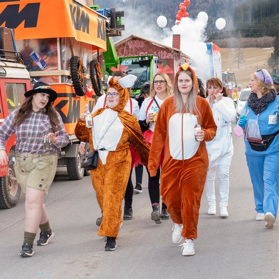Bild enthält, People, Person, Walking, Adult, Female, Woman, Shorts, Shoe, Wheel, Face