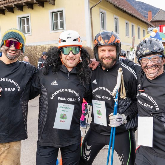 Bild enthält, Hardhat, Helmet, T-Shirt, Sunglasses, Person, Portrait, People, Neighborhood, Adult, Man