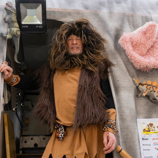 Bild enthält, Adult, Female, Person, Woman, Finger, Hand, Face, Head, Dinosaur, Reptile