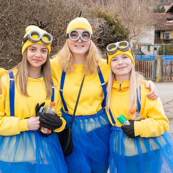 Bild enthält, Costume, Person, Photography, Portrait, Accessories, Glasses, Goggles, Coat, Smile, Jeans