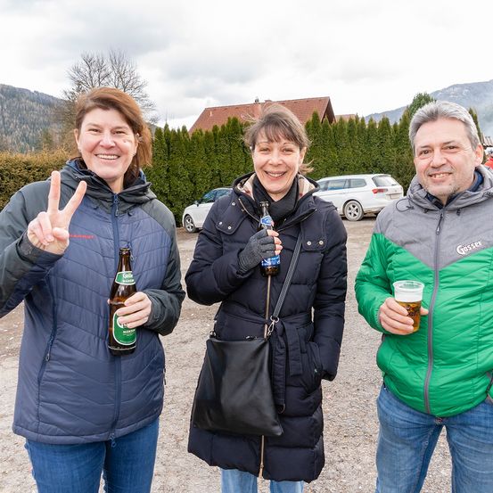 Bild enthält, Coat, Jacket, Beer, Jeans, Finger, Person, Adult, Female, Woman, Man