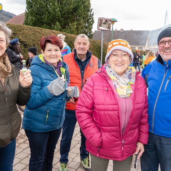 Bild enthält, Coat, Jacket, Adult, Female, Person, Woman, Jeans, Pants, Finger, Man