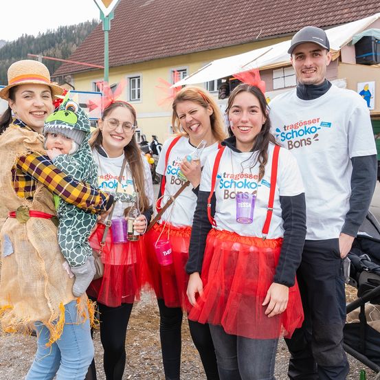 Bild enthält, Pants, Person, Photography, Portrait, Costume, Skirt, People, Shelter, Hat, Teen