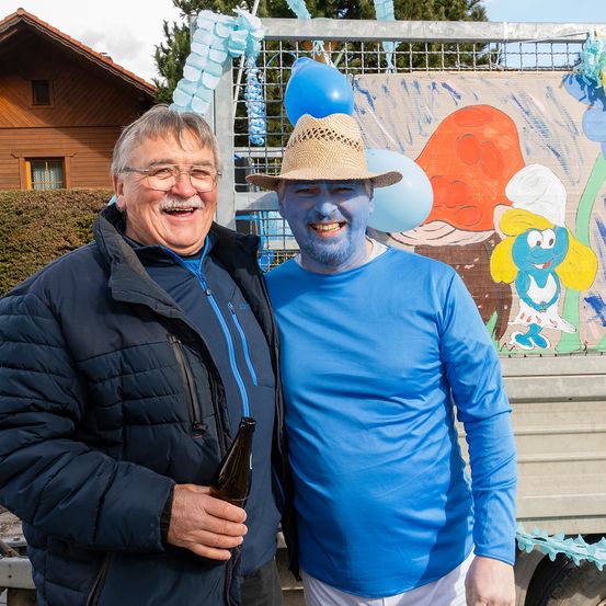 Bild enthält, Coat, Jacket, Person, Photography, Portrait, Hat, Shelter, Hardhat, Pants, Man
