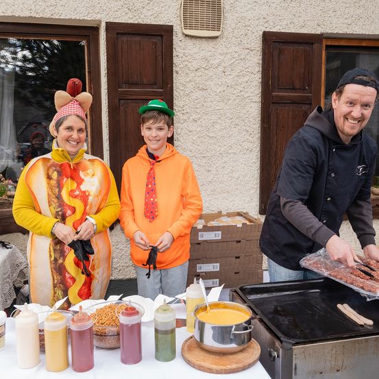 Bild enthält, Adult, Male, Man, Person, Meal, Scarf, Bbq, Face, Coat, Cafeteria