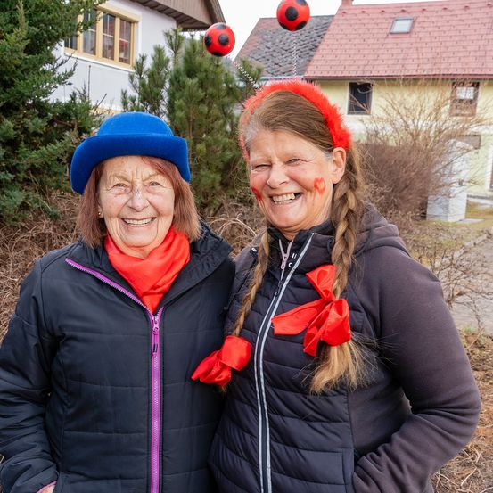 Bild enthält, Coat, Jacket, Person, Photography, Portrait, Hat, Cap, Tree, Adult, Woman