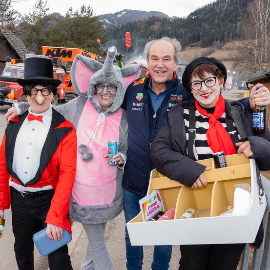 Bild enthält, Coat, Jacket, Person, Portrait, Pants, Adult, Female, Woman, Male, Man