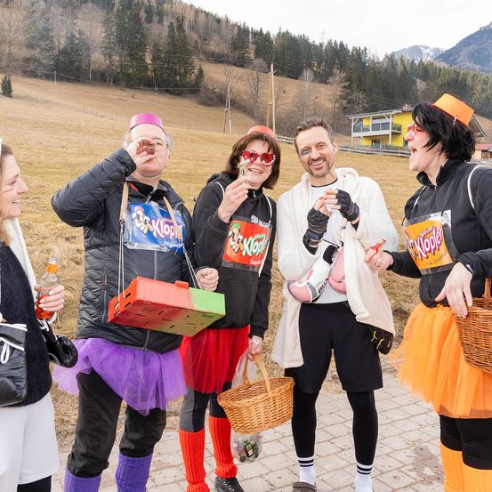 Bild enthält, Adult, Female, Person, Woman, Male, Man, People, Coat, Sunglasses, Portrait