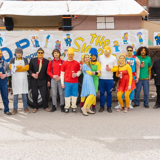 Bild enthält, Pants, People, Person, Shelter, Portrait, Adult, Male, Man, Coat, Wheel