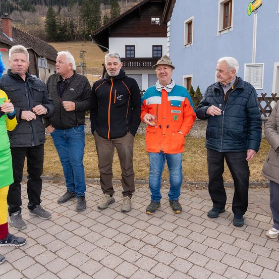 Bild enthält, Pants, Coat, Jacket, Adult, Female, Person, Woman, Jeans, Shelter, Man