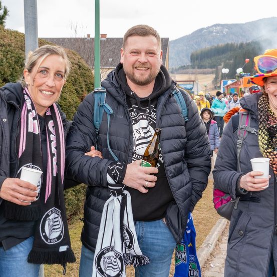 Bild enthält, Coat, Jacket, Jeans, Pants, Hat, Person, Face, Accessories, Handbag, Helmet