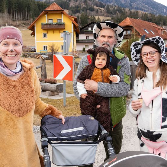 Bild enthält, Shelter, Neighborhood, Adult, Female, Person, Woman, Male, Man, Portrait, Hat