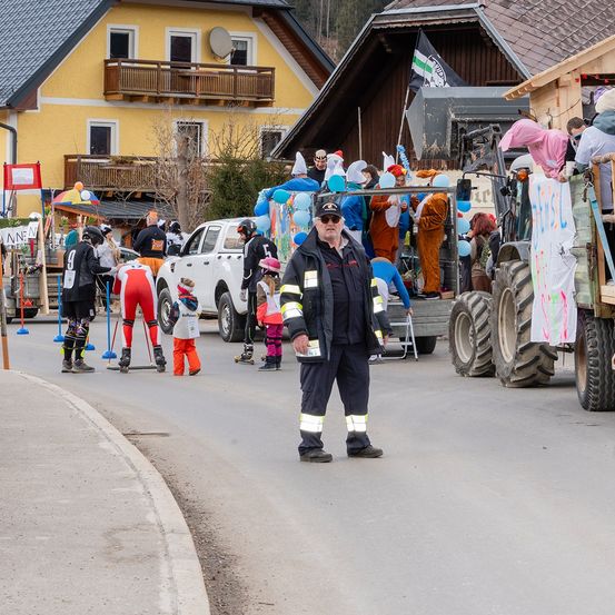 Bild enthält, Neighborhood, Adult, Male, Man, Person, City, Street, Wheel, Jeans, Shelter