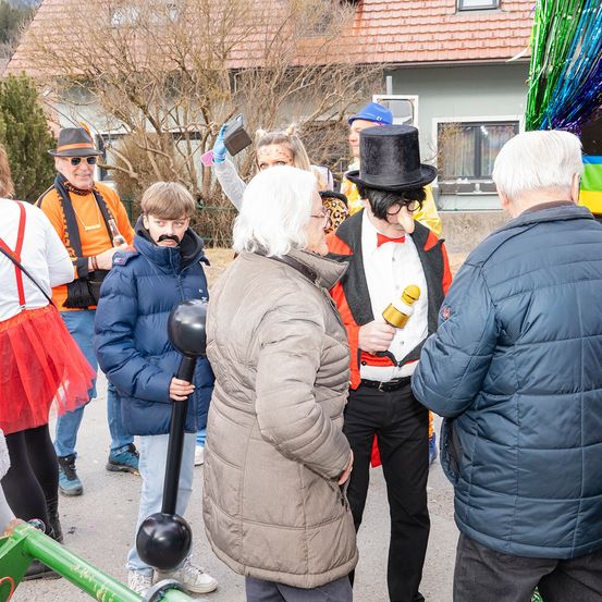 Bild enthält, Adult, Male, Man, Person, Female, Woman, Jacket, Parade, Child, Girl
