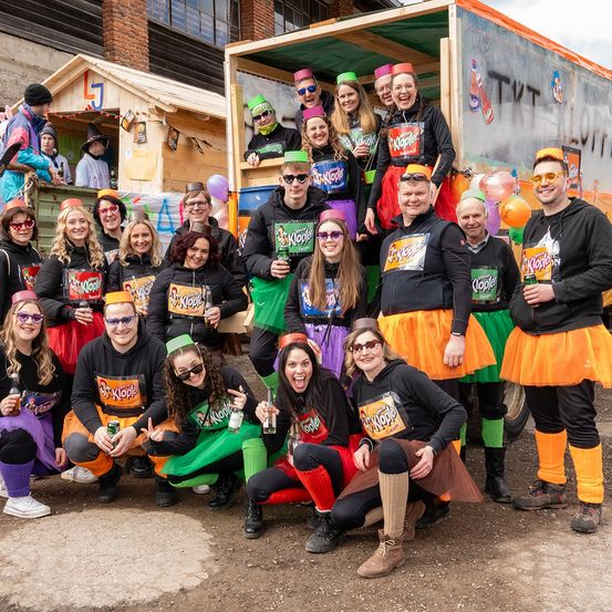 Bild enthält, People, Person, Photography, Portrait, Adult, Female, Woman, Shelter, Skirt, Man