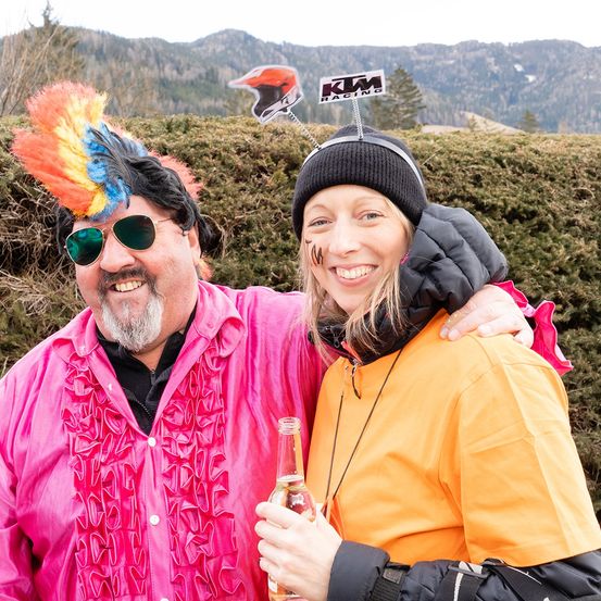 Bild enthält, Coat, Sunglasses, Person, Photography, Portrait, Jacket, Glasses, Hat, Cap, Woman
