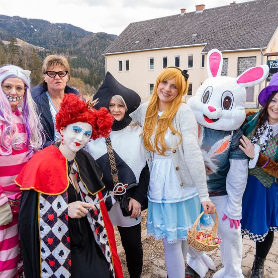 Bild enthält, Adult, Female, Person, Woman, Girl, Teen, Male, Man, Festival, Face