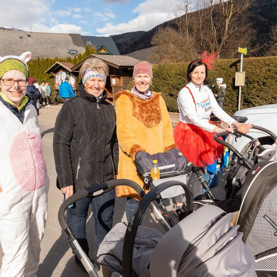 Bild enthält, Adult, Male, Man, Person, Female, Woman, Portrait, People, Pants, Coat