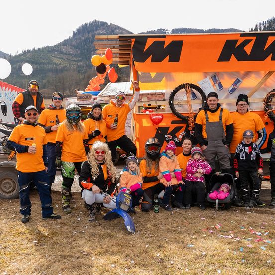 Bild enthält, People, Person, Worker, Machine, Wheel, Face, Photography, Portrait, Vehicle, Soil