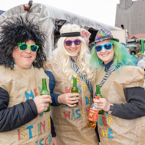 Bild enthält, Sunglasses, Adult, Female, Person, Woman, Shelter, Shoe, Face, Costume, Coat