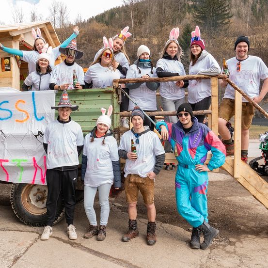 Bild enthält, Shelter, People, Person, Portrait, Adult, Female, Woman, Wood, Girl, Teen