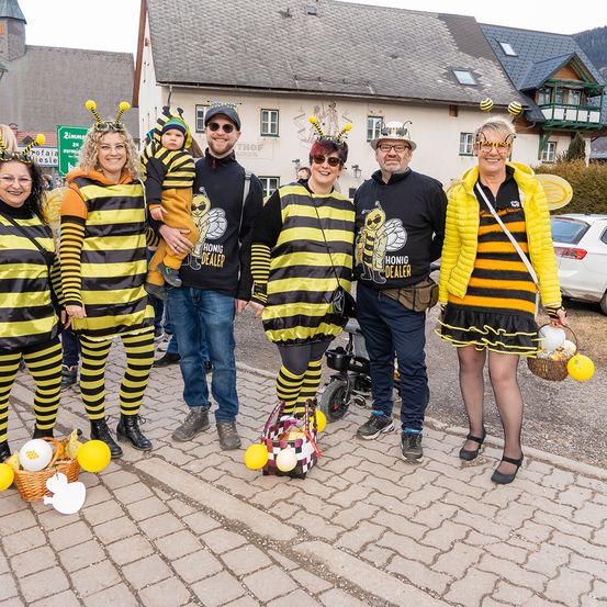 Bild enthält, Shelter, People, Person, Jeans, Portrait, Adult, Male, Man, Costume, Car