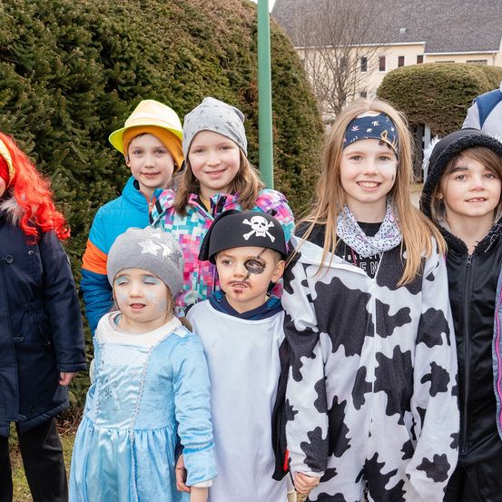 Bild enthält, People, Person, Hat, Coat, Cap, Child, Female, Girl, Adult, Man
