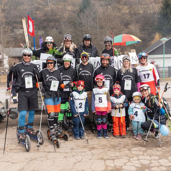 Bild enthält, People, Person, Team, T-Shirt, Helmet, Adult, Male, Man, Female, Woman