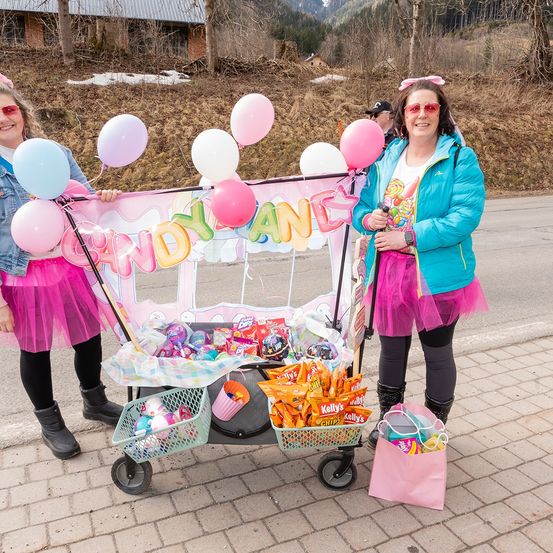 Bild enthält, Balloon, Person, Face, Photography, Portrait, People, Shoe, Dress, Skirt, Handbag