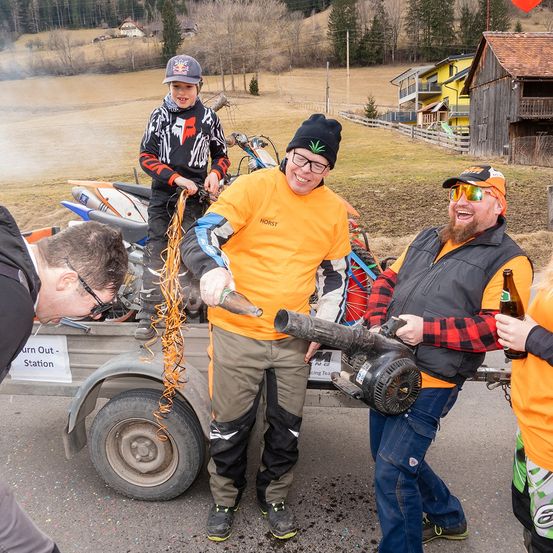 Bild enthält, Pants, Person, Adult, Male, Man, Shelter, Boy, Child, Soil, Worker