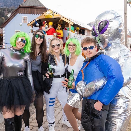 Bild enthält, Costume, Person, Sunglasses, Adult, Female, Woman, Girl, Teen, Skirt, Shoe