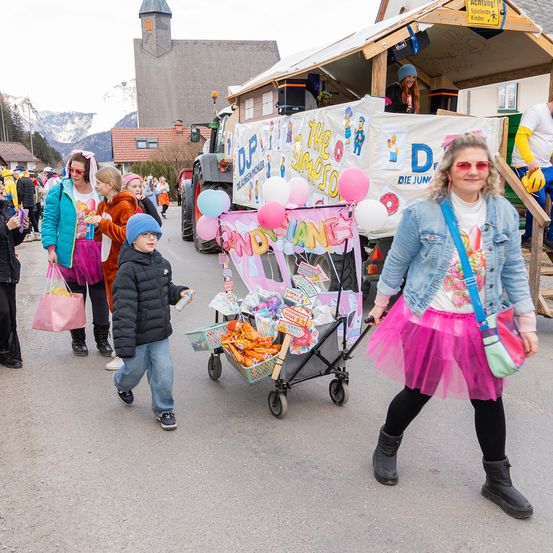 Bild enthält, People, Person, Jeans, Walking, Boy, Child, Male, Skirt, Shoe, Coat