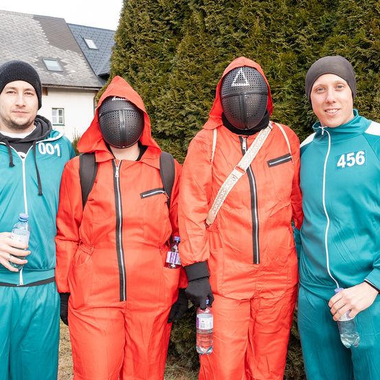 Bild enthält, Coat, Jacket, Adult, Female, Person, Woman, Male, Man, Helmet, Face