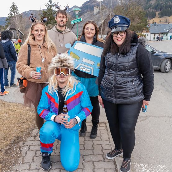 Bild enthält, Person, Portrait, Pants, Coat, Jacket, People, Costume, Adult, Female, Woman